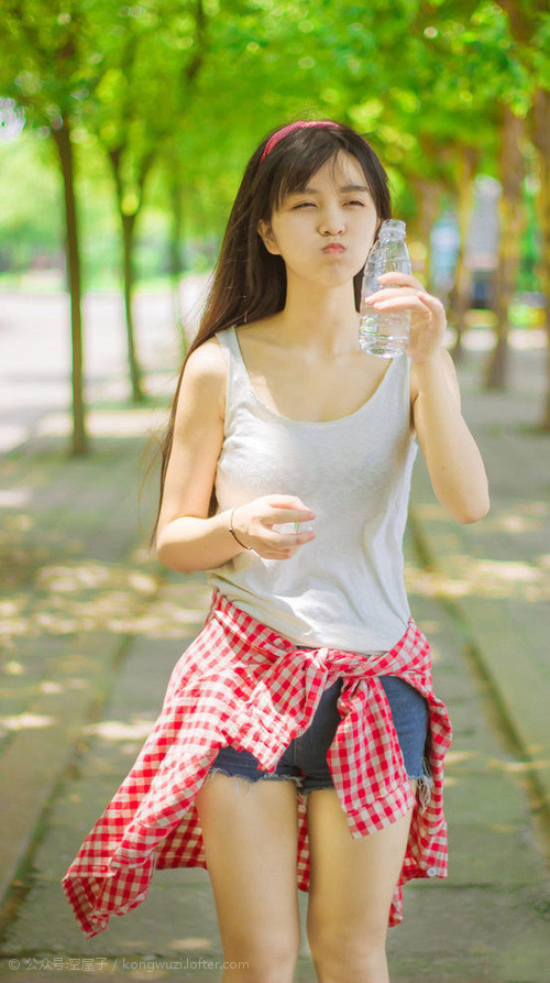 “校园足球赛绽放青春活力，青少年的梦想在绿茵场飞扬”，青少年校园足球赛口号
