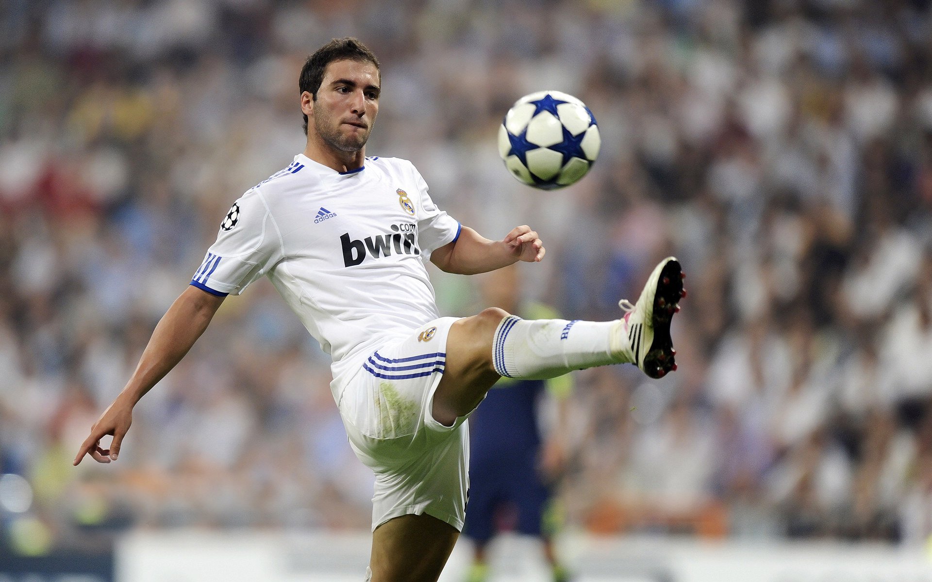 华体会体育官方-_比赛中的瞬间：令人心跳加速的精彩得分_，描写比赛激动人心的场面